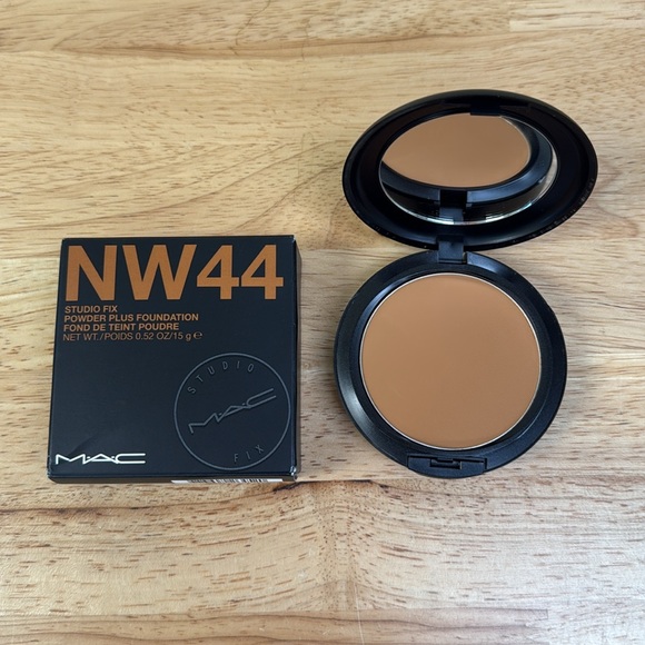 NEW IN BOX MAC Studio Fix Powder Plus Foundation NW44 - Picture 1 of 6